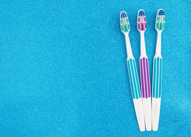 Οδοντόβουρτσες σε φόντο μπλε glitter - Φωτογραφία, εικόνα