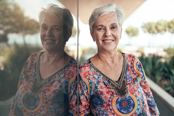 Портрет красивої сіроволосистої жінки середнього віку, яка посміхається
  - Фото, зображення