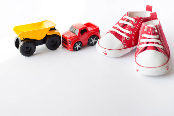 Pöytälevy näkymä koristelu lapsi leluja autoja kehittää tausta concept. Tasainen lay vauva punaiset kengät
 - Valokuva, kuva