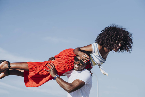 Afro jovem casal ter momentos românticos
 - Foto, Imagem