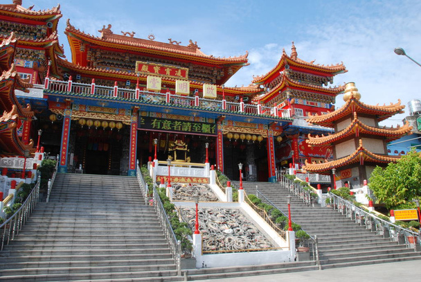 Templo de Kai Ming Tang por Lotus Pond en Kaohsiung, Taiwán
 - Foto, Imagen