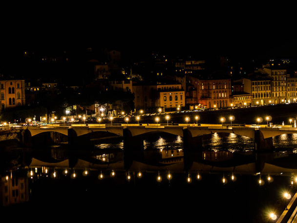 Florencję i rzekę Arno w nocy - Zdjęcie, obraz