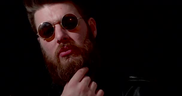 Licht lekken op het gezicht van een gevaarlijk uitziende man die in het bezit van zijn baard - Video