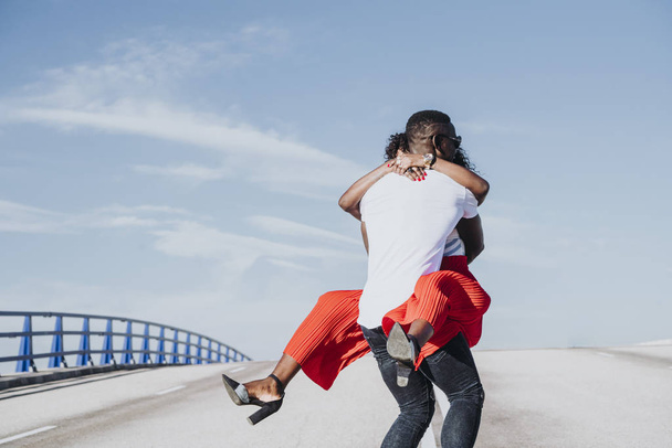 Афро молода пара маючи романтичні моменти - Фото, зображення