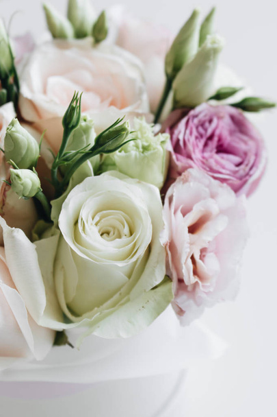 Όμορφο ανοιξιάτικο μπουκέτο με ροζ και λευκά απαλά λουλούδια - Φωτογραφία, εικόνα