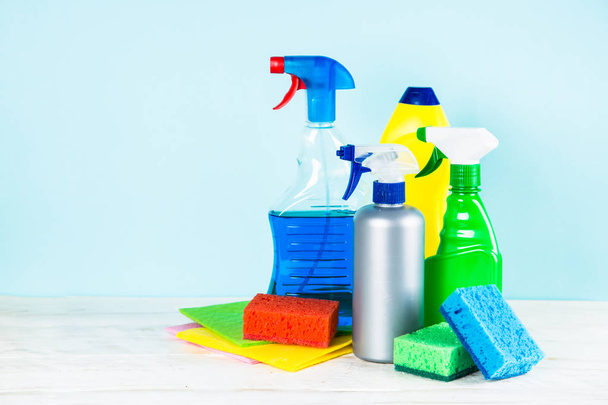 Producto de limpieza, hogar sobre fondo azul
. - Foto, Imagen