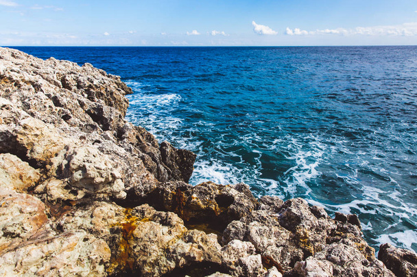 Όμορφη θέα στη θάλασσα ακτή της Κύπρου. Μια άποψη από ένα κύμα της θάλασσας στο Κάβο Γκρέκο nenar Aiya Νάπα, Κύπρος - Φωτογραφία, εικόνα