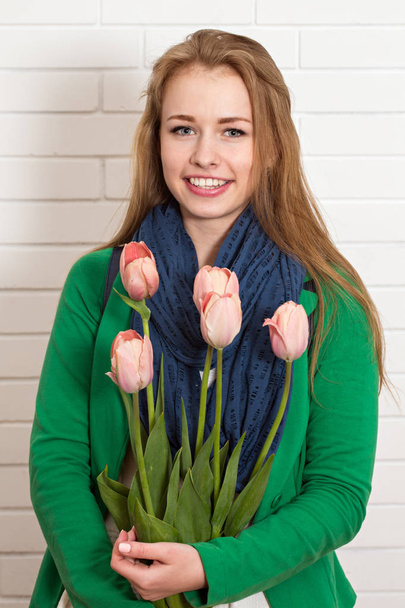 Tyttö huivi takki kukkakimppu
 - Valokuva, kuva