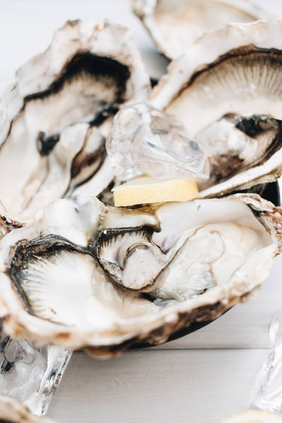 délicieuses huîtres au citron, délicatesse aux fruits de mer
 - Photo, image