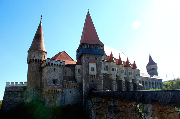 Fronte Castello di Corvin, fortezza medievale a Hunedoara di Romania
  - Foto, immagini