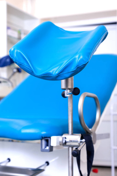 Gynaecologische kamer gynaecoloog stoel apparatuur gereedschap blauw witte kliniek ziekenhuis - Foto, afbeelding