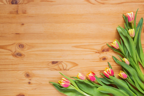 Telaio da tulipani rossi su un tavolo di legno
 - Foto, immagini