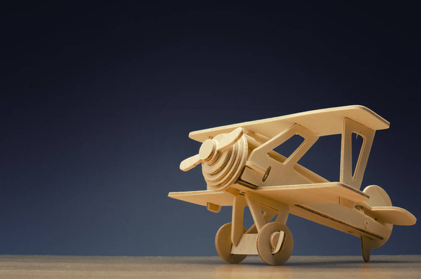 aeroplano retrò in legno giocattolo su sfondo tavolo in legno per concetto di viaggio
 - Foto, immagini