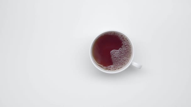 Chiński kubek z gorącą herbatę na białym tle. Zwolnionym tempie. Podczas ceremonii parzenia herbaty. Part 45. - Materiał filmowy, wideo