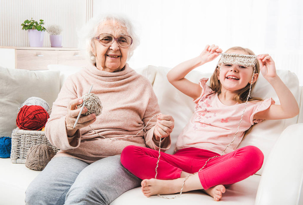 Torunu ile büyükanne örme - Fotoğraf, Görsel