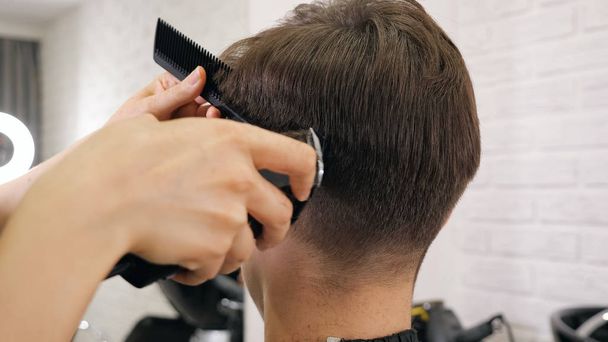 Primer plano del hombre corte de pelo
 - Foto, Imagen