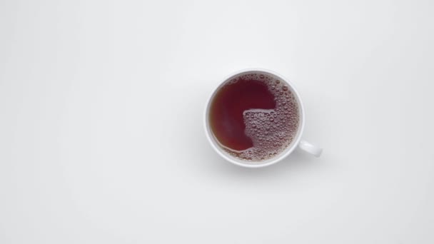 Les mains féminines mettent des biscuits près de la tasse chinoise avec du thé sur fond blanc. Cérémonie du thé. Partie 43
. - Séquence, vidéo