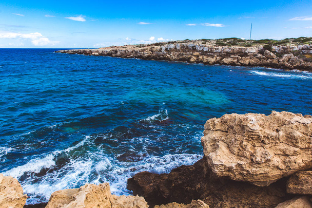 Όμορφη θέα στη θάλασσα ακτή της Κύπρου. Μια άποψη από ένα κύμα της θάλασσας στο Κάβο Γκρέκο nenar Aiya Νάπα, Κύπρος - Φωτογραφία, εικόνα