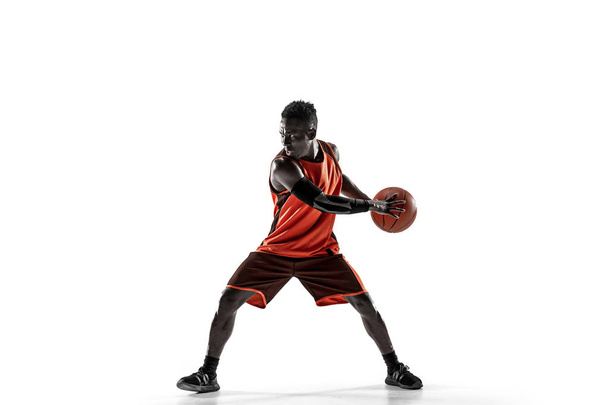 Πλήρες μήκος πορτραίτο ενός παίκτη μπάσκετ με μπάλα - Φωτογραφία, εικόνα