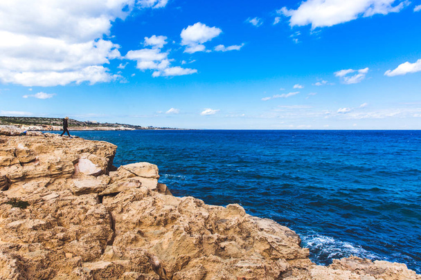 Brzegu pięknego morza na Cyprze. Widok z brzegu morza w Kavo Kavo Gkreko nenar Aiya Napa, Cypr - Zdjęcie, obraz