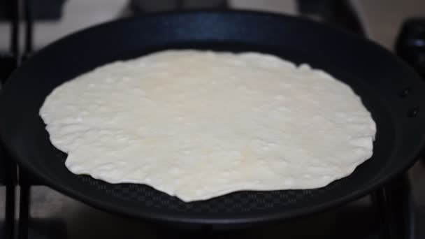 Λευκό καλαμπόκι τορτίγια μαγειρεμένα στο τηγάνι. - Πλάνα, βίντεο