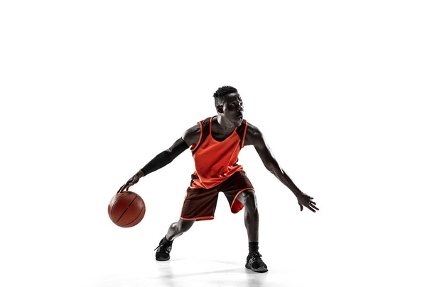 Volledige lengte portret van een basketbal-speler met bal - Foto, afbeelding