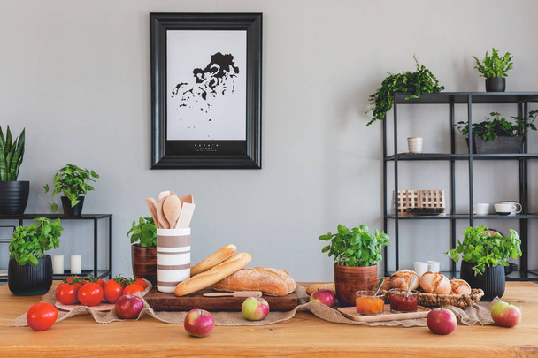 Mesa con tomates, pan, manzanas y hierbas en un comedor rústico interior
 - Foto, imagen