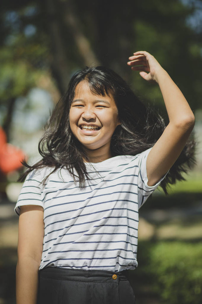 gai bronzage peau de asiatique adolescent rire dans parc
 - Photo, image