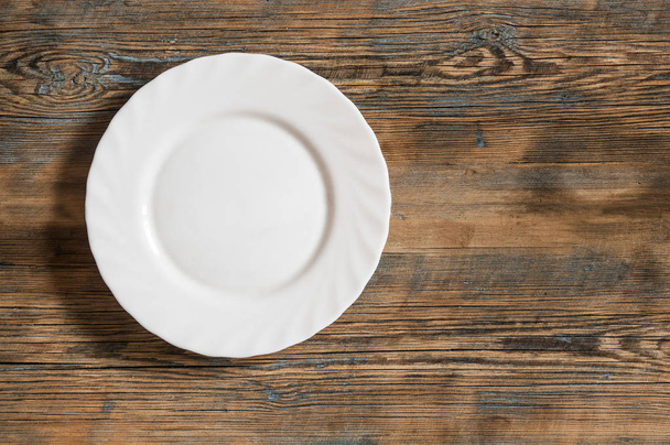Empty plate on old wooden table - Foto, Imagem