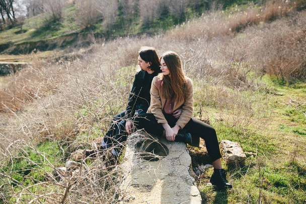 junges Paar posiert mit Herbstfeld im Hintergrund - Foto, Bild