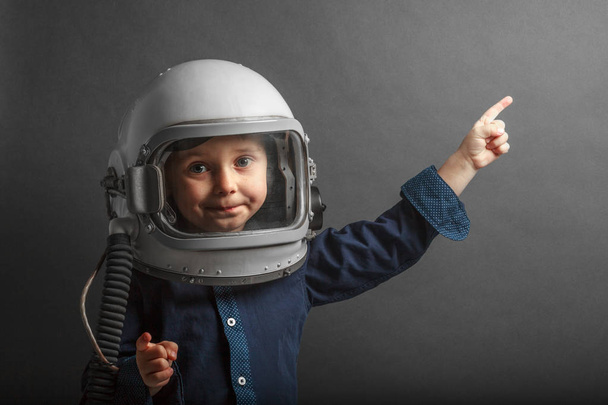 Small child wants to fly an airplane wearing an airplane helmet - Foto, immagini