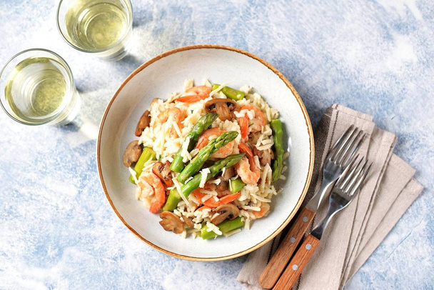 risotto italien aux crevettes, champignons, asperges et parmesan. Aliments sains
. - Photo, image