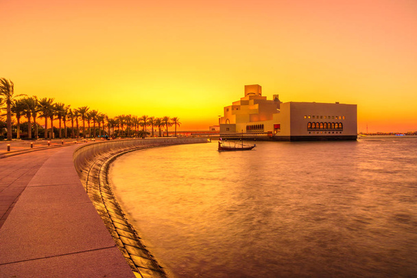 Dohan puisto auringonlaskun aikaan
 - Valokuva, kuva