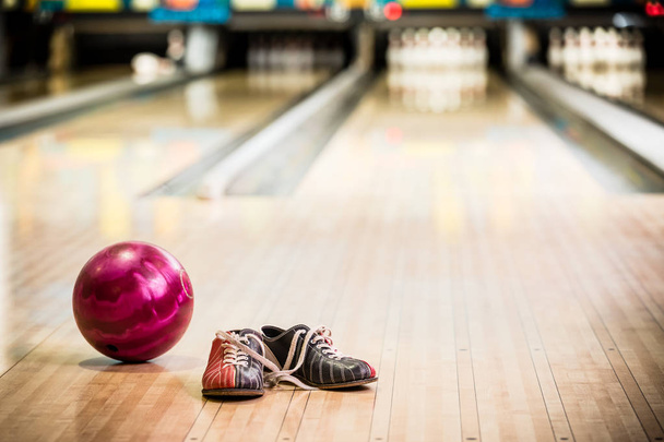 bowlingové boty a míček - Fotografie, Obrázek