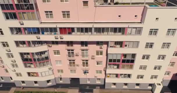 Budynek mieszkalny ze starą farbą i nową farbą, malowanie w domu. Lot drona lotniczego - Materiał filmowy, wideo