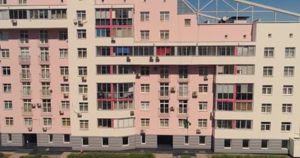 Wohnhaus mit alter Farbe und neuer Farbe, Malerei zu Hause. Drohnenflug aus der Luft - Filmmaterial, Video