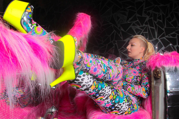 club fiesta rubia chica en ácido anime estilo spandex catsuit con espejo coche con piel rosa listo para loco clubbing vida
 - Foto, imagen