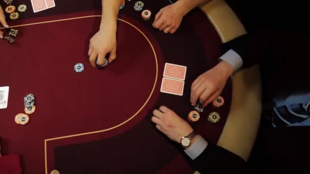 Mensen zijn het spelen van poker, weddenschappen. Handen close-up, bovenaanzicht. Casino gokken. - Video