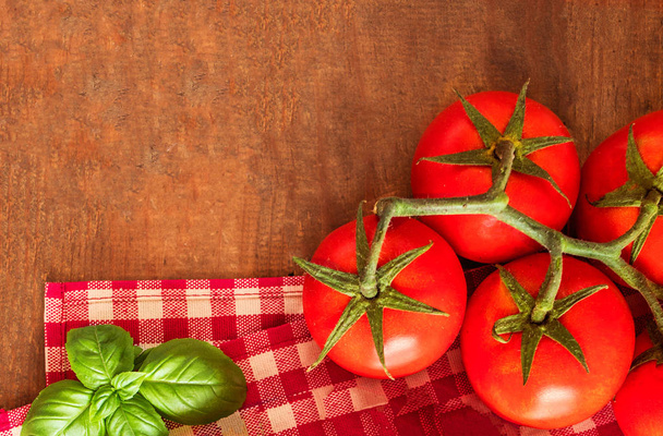 Verse tomaten, basilicum blad op houten tafel, bekijken van bovenaf. Vege - Foto, afbeelding