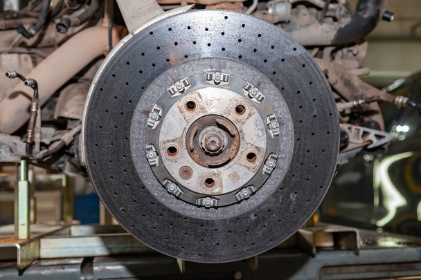 Disco de freio de cerâmica de um veículo perfurado com um mou flutuante
 - Foto, Imagem