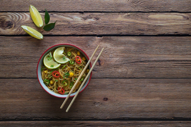 freche Kokos-Curry mit Nudeln und Gemüse. - Foto, Bild