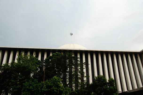 Außenansicht der istiqlal-Moschee in Jakarta, Indonesien, der größten Moschee Südostasiens  - Foto, Bild