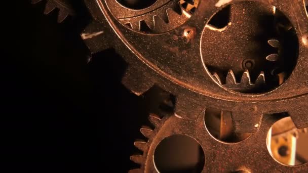 Tiivistelmä Grunge likainen ja ruosteinen kello pyydykset teollisuuden ja liiketoiminnan käsite
 - Materiaali, video