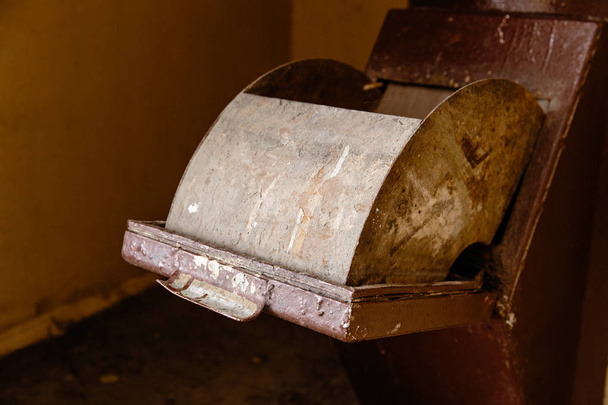 Staré na binec v činžovním domě s Levné byty - odpadky padák v sovětském bloku bytů - Fotografie, Obrázek