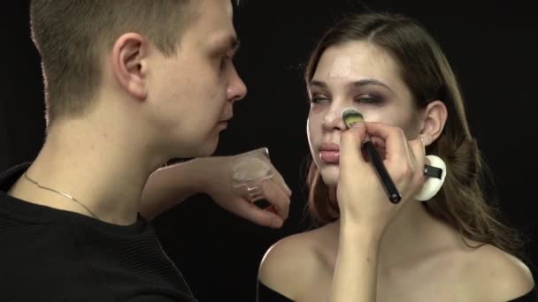 Makeup artist. professional makeup, slow motion - Materiał filmowy, wideo
