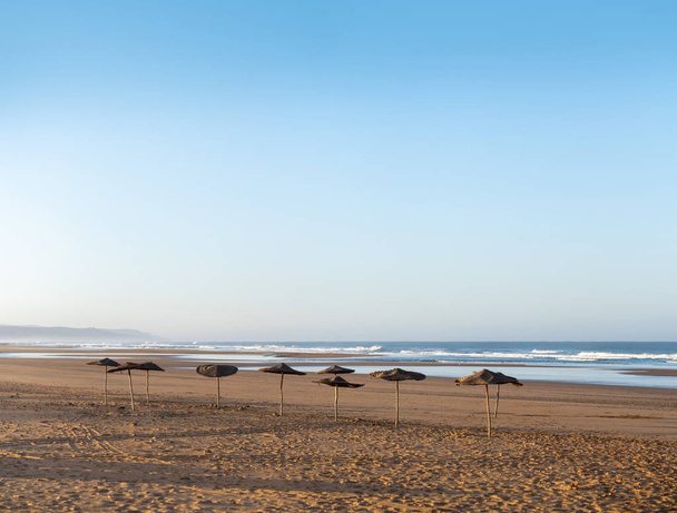 Coast Sidi Kaouki, Marokkó, Afrika. A parton napernyők. Marokkó csodálatosan álmos surf város - Fotó, kép