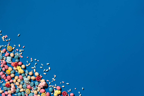 Bir kopya alanı orta görüntüsüyle köşesine yerleştirilen şekerler badem fotoğrafı - Fotoğraf, Görsel
