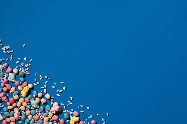 Bir kopya alanı orta görüntüsüyle köşesine yerleştirilen şekerler badem fotoğrafı - Fotoğraf, Görsel