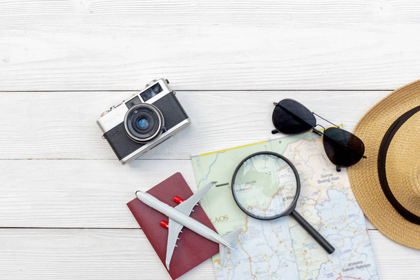 旅行計画。旅行者は、夏に旅行者のアクセサリー、レトロなカメラ、サングラスのパスポートと旅行の夏の休暇を計画します。バナーのトップの表示およびコピー スペース - 写真・画像