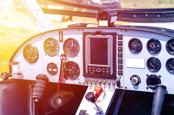 Cockpit de avião pequeno
 - Foto, Imagem
